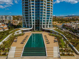 Высотная резиденция со спа-центром и большим парком в 300 метрах от моря, в центре туристического района Лимассола, Кипр