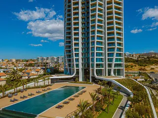 Высотная резиденция со спа-центром и большим парком в 300 метрах от моря, в центре туристического района Лимассола, Кипр