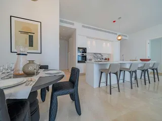 Высотная резиденция со спа-центром и большим парком в 300 метрах от моря, в центре туристического района Лимассола, Кипр