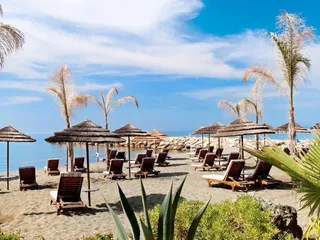 Высотная резиденция со спа-центром и большим парком в 300 метрах от моря, в центре туристического района Лимассола, Кипр