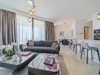 Высотная резиденция со спа-центром и большим парком в 300 метрах от моря, в центре туристического района Лимассола, Кипр