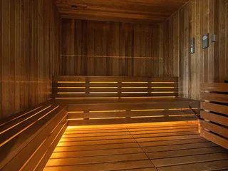 Высотная резиденция со спа-центром и большим парком в 300 метрах от моря, в центре туристического района Лимассола, Кипр