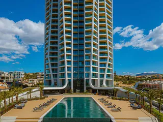 Высотная резиденция со спа-центром и большим парком в 300 метрах от моря, в центре туристического района Лимассола, Кипр