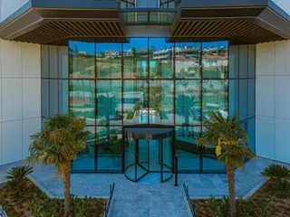 Высотная резиденция со спа-центром и большим парком в 300 метрах от моря, в центре туристического района Лимассола, Кипр