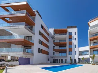 Современная закрытая резиденция с бассейном в спокойном районе, недалеко от пляжа, Лимассол, Кипр