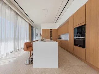 Новая резиденция с панорамным видом на море и прямым выходом на пляж, Лимассол, Кипр