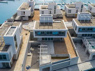 Новые виллы прямо на пляже в жилом комплексе с портом, торговой зоной и спорткомплексом, Айя-Напа, Фамагуста, Кипр