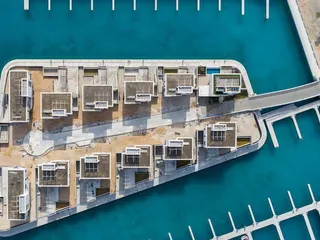 Новые виллы прямо на пляже в жилом комплексе с портом, торговой зоной и спорткомплексом, Айя-Напа, Фамагуста, Кипр