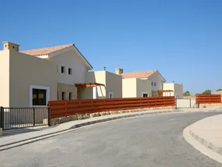 Стильный комплекс вилл с бассейнами рядом с гаванью и набережной, Лимассол, Кипр