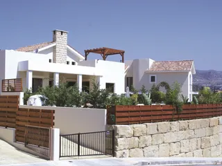 Стильный комплекс вилл с бассейнами рядом с гаванью и набережной, Лимассол, Кипр