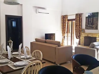 Стильный комплекс вилл с бассейнами рядом с гаванью и набережной, Лимассол, Кипр