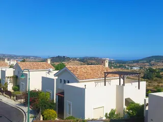 Стильный комплекс вилл с бассейнами рядом с гаванью и набережной, Лимассол, Кипр