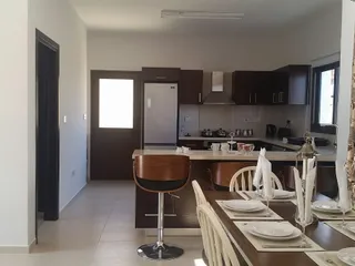 Стильный комплекс вилл с бассейнами рядом с гаванью и набережной, Лимассол, Кипр