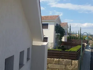 Стильный комплекс вилл с бассейнами рядом с гаванью и набережной, Лимассол, Кипр