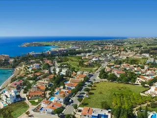 Резиденция с бассейном рядом с морем, Коралловый залив, Кипр