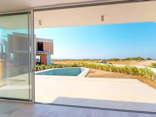 Закрытый комплекс вилл на берегу моря, Коралловый залив, Кипр