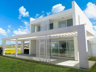 Комплекс элитных вилл с бассейном на берегу моря, Коралловый залив, Кипр