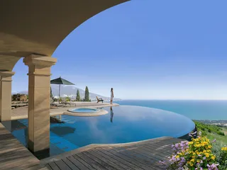 Резиденция с бассейном и рестораном рядом с гольф-клубом, Камарес, Кипр