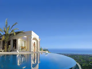 Резиденция с бассейном и рестораном рядом с гольф-клубом, Камарес, Кипр