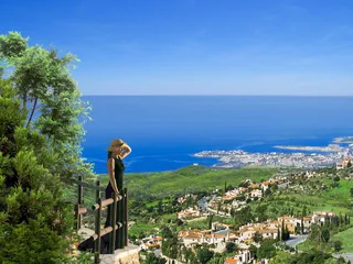 Резиденция с бассейном и рестораном рядом с гольф-клубом, Камарес, Кипр