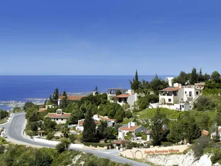 Резиденция с бассейном и рестораном рядом с гольф-клубом, Камарес, Кипр