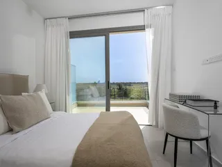 Закрытая резиденция с бассейнами и садами рядом с побережьем и гольф-клубом, Лимассол, Кипр