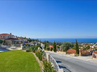 Комплекс вилл рядом с автомагистралью и полем для гольфа, Тсада, Кипр