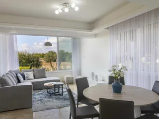 Комплекс просторных вилл рядом со школой и центром Пафоса, Кипр