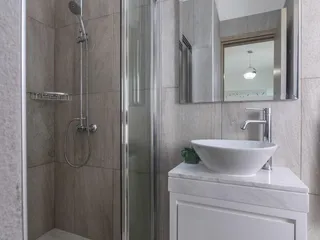 Комплекс просторных вилл рядом со школой и центром Пафоса, Кипр