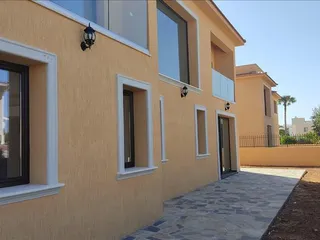 Виллы в закрытой резиденции в 100 метрах от моря, Хлорака, Кипр