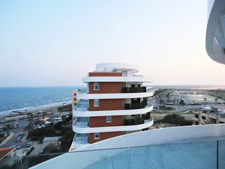 Новая резиденция с бассейном в 80 метрах от пляжа, Ларнака, Кипр