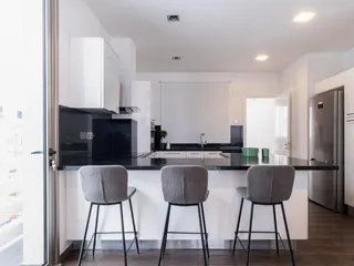 Современная резиденция с бассейном в центре Ларнаки, Кипр