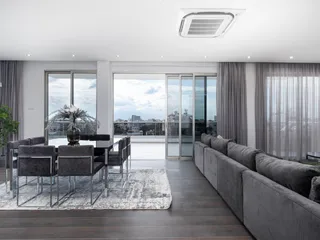 Современная резиденция с бассейном в центре Ларнаки, Кипр