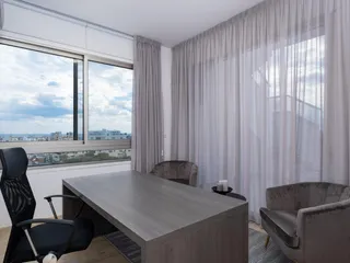 Современная резиденция с бассейном в центре Ларнаки, Кипр