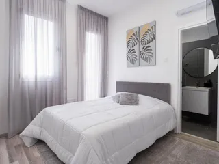 Современная резиденция с бассейном в центре Ларнаки, Кипр