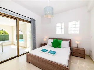 Комплекс меблированных вилл с бассейнами в 400 метрах от моря, Айя-Напа, Кипр