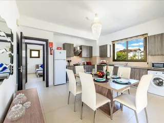 Комплекс меблированных вилл с бассейнами в 400 метрах от моря, Айя-Напа, Кипр