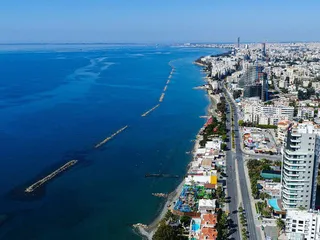 Резиденция с садом в 100 метрах от моря, Мутайяка, Кипр