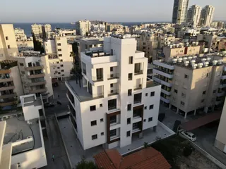 Современная резиденция в 300 метрах от моря, в центре Лимассола, Кипр