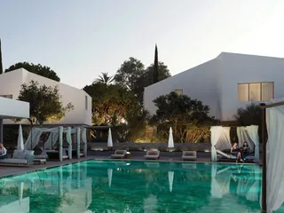 Большой закрытый комплекс вилл с бассейнами в 300 метрах от пляжей, Ороклини, Ларнака, Кипр