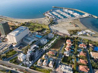 Резиденция с бассейном и подземной парковкой напротив пляжа и гавани, Лимассол, Кипр