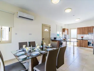 Комплекс вилл с бассейнами и панорамными видами рядом, Меса Хорио, Кипр