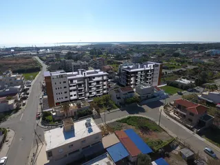 Новая малоэтажная резиденция с бассейном рядом с портом Лимассола, Кипр