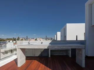 Элитная вилла с бассейном и террасой на крыше в центре Пафоса, Кипр