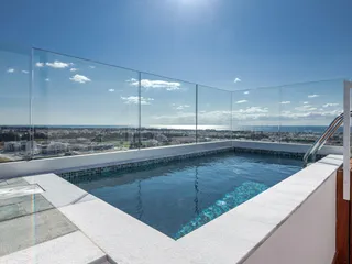 Элитная вилла с бассейном и террасой на крыше в центре Пафоса, Кипр