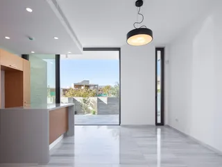 Элитная вилла с бассейном и террасой на крыше в центре Пафоса, Кипр