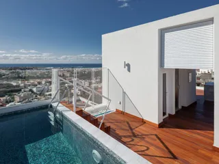 Элитная вилла с бассейном и террасой на крыше в центре Пафоса, Кипр