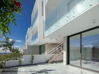 Элитная вилла с бассейном и террасой на крыше в центре Пафоса, Кипр