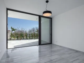 Элитная вилла с бассейном и террасой на крыше в центре Пафоса, Кипр