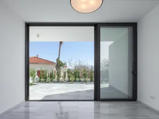 Элитная вилла с бассейном и террасой на крыше в центре Пафоса, Кипр